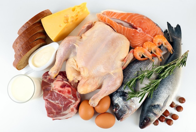 Aliments riches en protéines isolés sur blanc