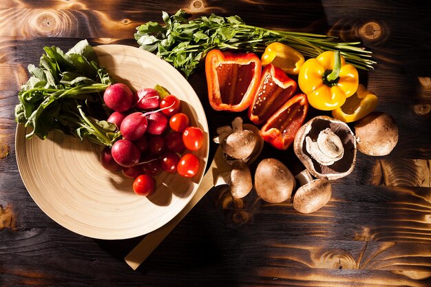 Aliments sains biologiques. Vedetables sur fond de bois brûlé. Eclairage artistique