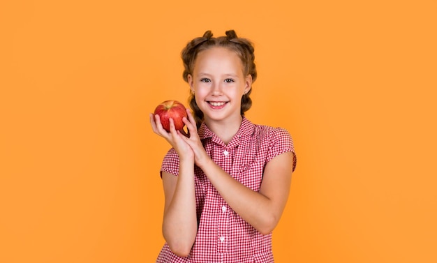 Des aliments sains frais et juteux et un enfant joyeux mangent des fruits pleins de vitamines