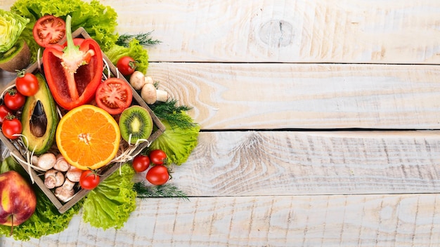 Aliments sains Légumes et fruits Sur un fond en bois blanc Vue de dessus Espace de copie