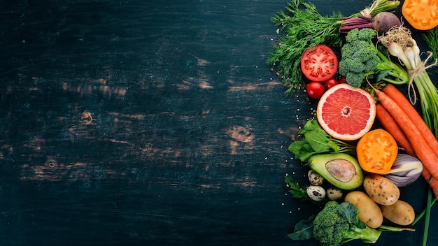 Aliments sains Légumes et fruits Sur un fond en bois noir Vue de dessus Espace de copie