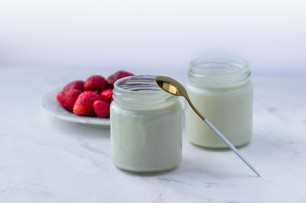 Des aliments sains à la maison Yaourt fait maison avec des fraises dans des bocaux en verre