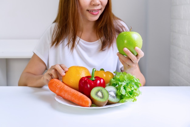 Aliments sains, manger propre sélection de fruits, légumes sur fond de tableau blanc. Sélection d'aliments sains. Concept d'alimentation propre.