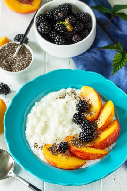 Aliments sains pour le concept de régime alimentaire pour le petit-déjeuner Bouillie de riz à la pêche de chia et à la mûre