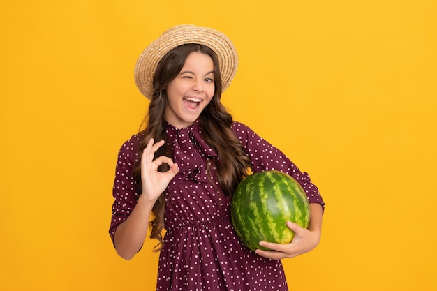 Des aliments sains pour les enfants fructose une alimentation saine pendant les vacances d'été adolescente s'amusant