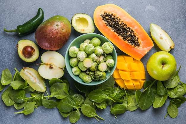 Aliments sains sélection d'aliments propres fruits légumes superaliments légume-feuille sur fond de béton gris