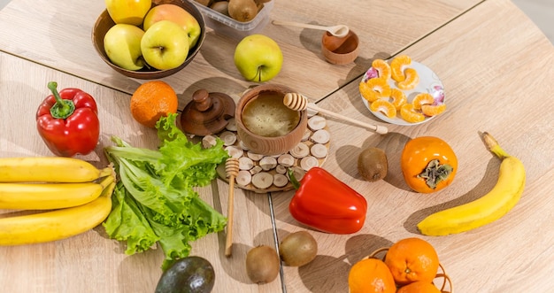 des aliments sains sont sur la table de la cuisine.