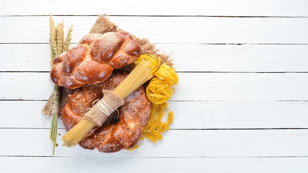 Aliments sans gluten Divers collations de pain de pâtes et de farine sur un fond en bois blanc Vue de dessus Espace libre pour votre texte