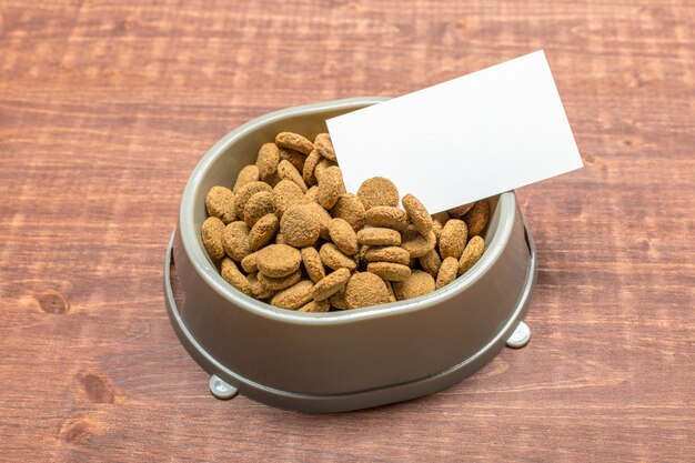 Aliments séchés pour chiens ou chats. vue de dessus