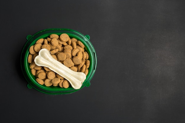 Aliments séchés pour chiens ou chats.