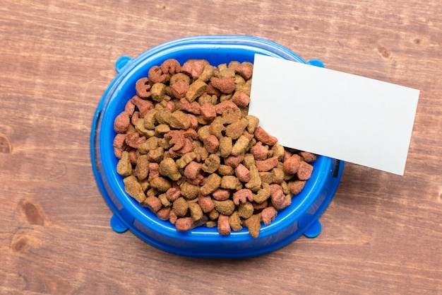 Aliments secs pour chiens ou chats. vue de dessus