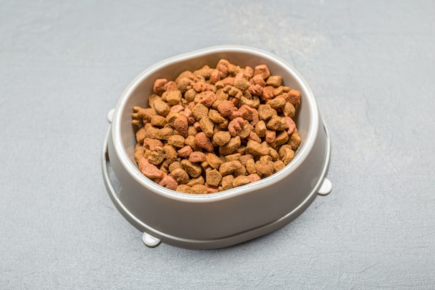 Aliments secs pour chiens ou chats.