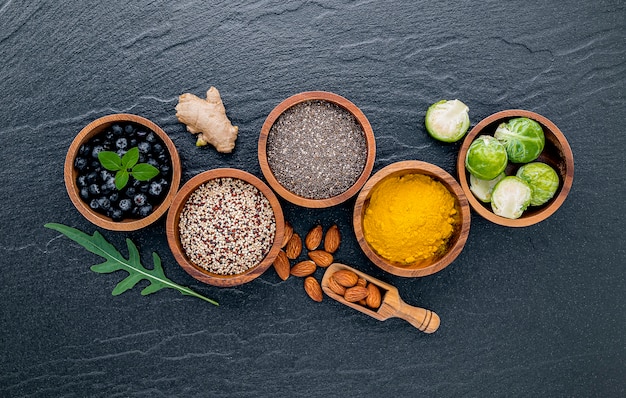 Aliments de sélection et aliments sains mis en place sur fond de pierre sombre.