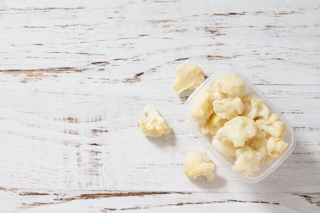 Aliments surgelés sains pour l'hiver Conteneurs avec chou-fleur surgelé Vue de dessus Espace de copie