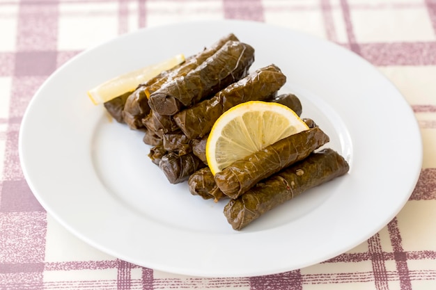 aliments turcs ; Une assiette de délicieuses feuilles de vigne farcies