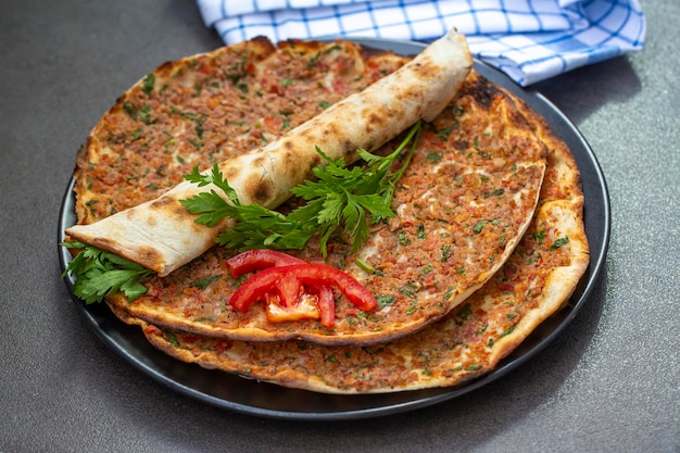 Photo aliments turcs ; pizza turque - lahmacun