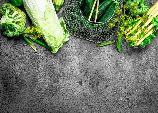 Aliments verts biologiques. Légumes et herbes fraîches.