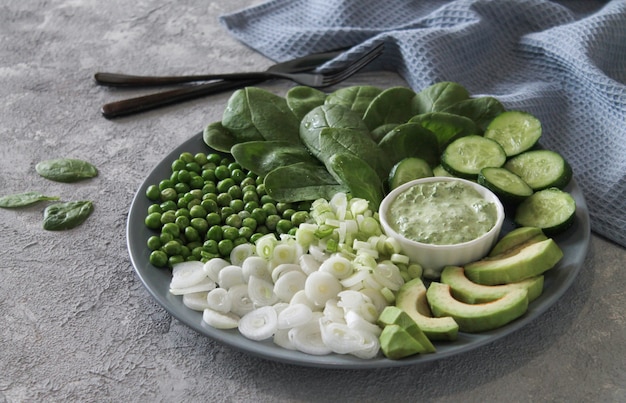 Aliments verts frais sur une plaque