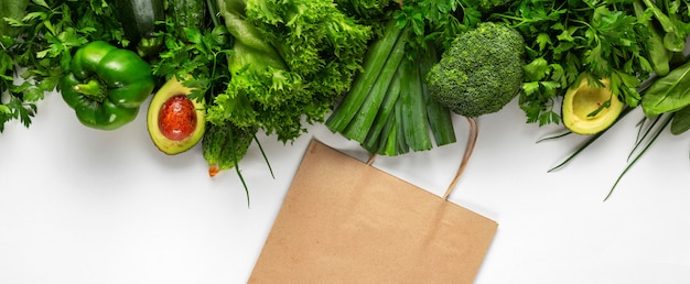 Aliments verts sains avec un sac en papier