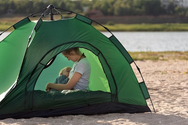 Allaitement en tente de camping maman et son bébé Camping avec enfants