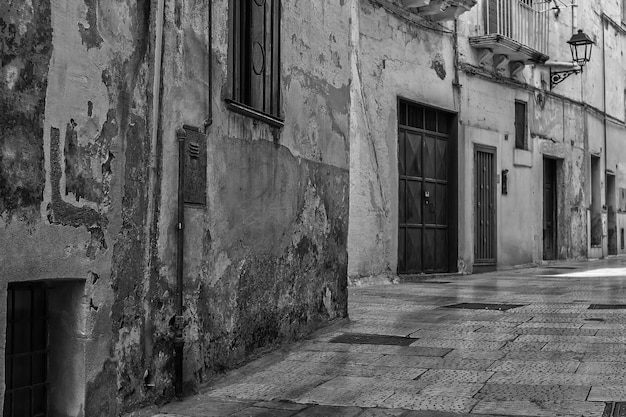 Photo allée au milieu des vieux bâtiments de la ville