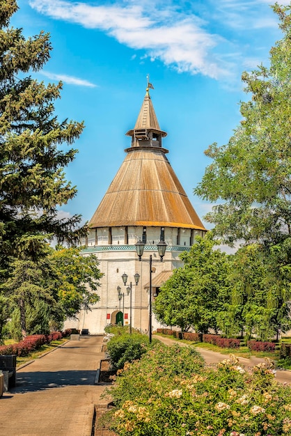 Allée de la cour du Kremlin d'Astrakhan et vue sur la tour avec la porte rouge