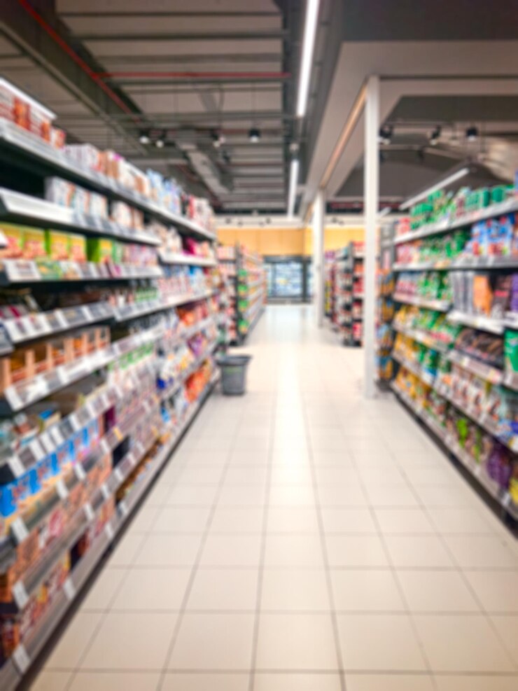 L'allée du supermarché avec des étagères colorées
