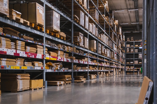 Allée d'entrepôt dans un magasin IKEA