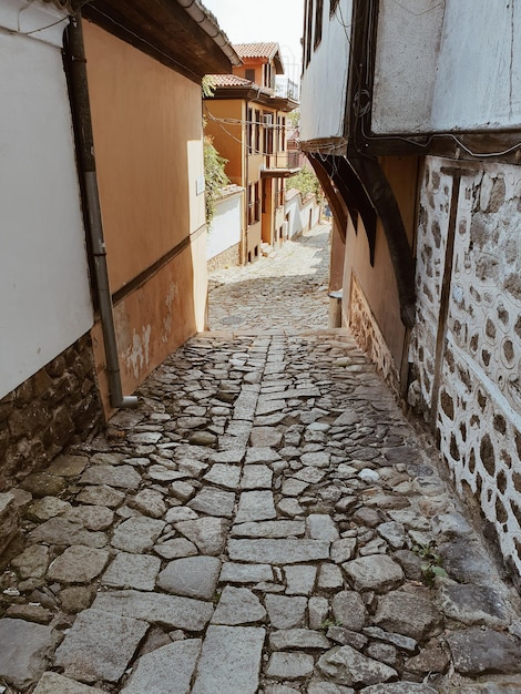 Photo allée étroite au milieu des bâtiments de la ville