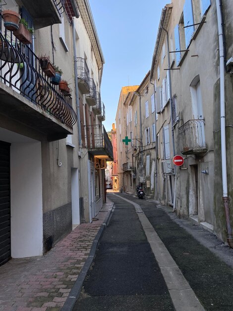 Allée étroite au milieu des bâtiments de la ville