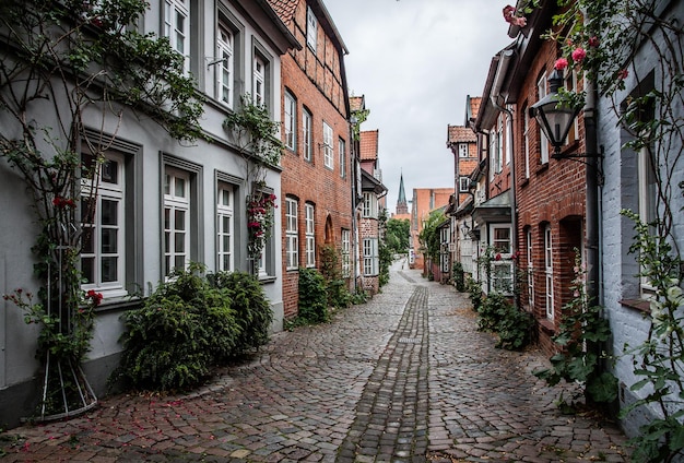 Photo allée étroite au milieu des bâtiments de la ville