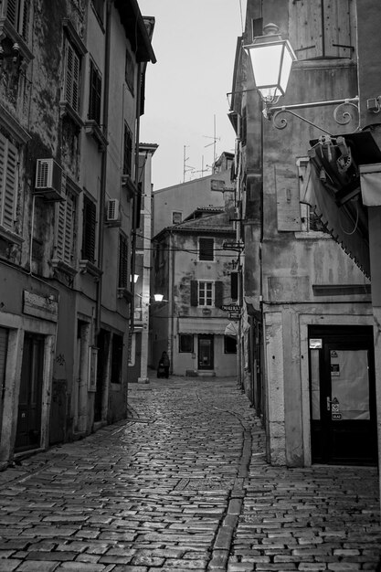 Photo allée étroite au milieu des bâtiments de la ville