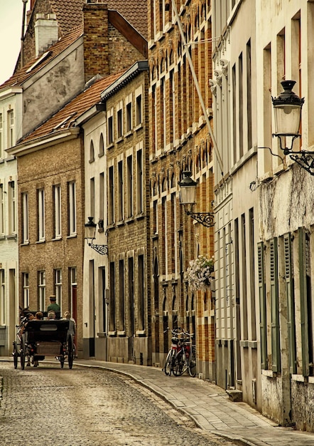 Photo allée étroite au milieu des bâtiments de la ville