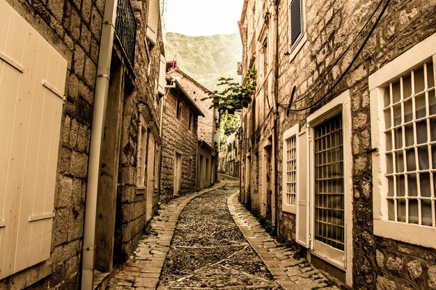 Photo allée étroite au milieu des vieux bâtiments de la ville