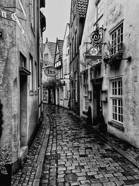 Photo allée étroite au milieu des vieux bâtiments de la ville