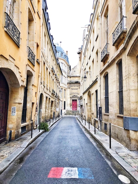 Allée étroite le long des bâtiments