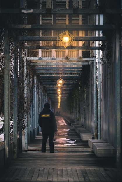 Allée longue dans le parc de la ville