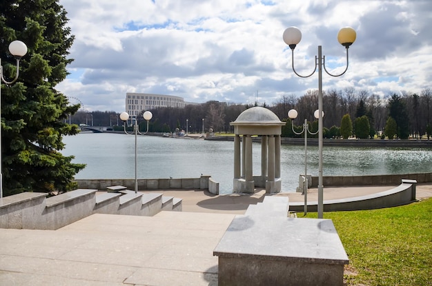 Allée près du monument au ministère de l'intérieur à Minsk Bélarus