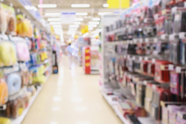 Allée de supermarché avec produit sur étagères abstrait flou fond défocalisé