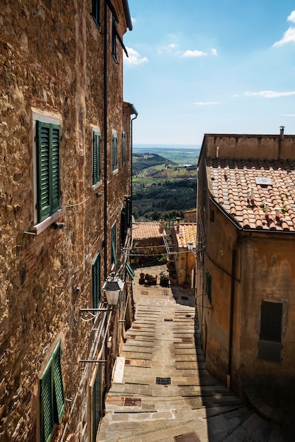 Allée avec vue sur la mer Campiglia marittima Toscane Italie