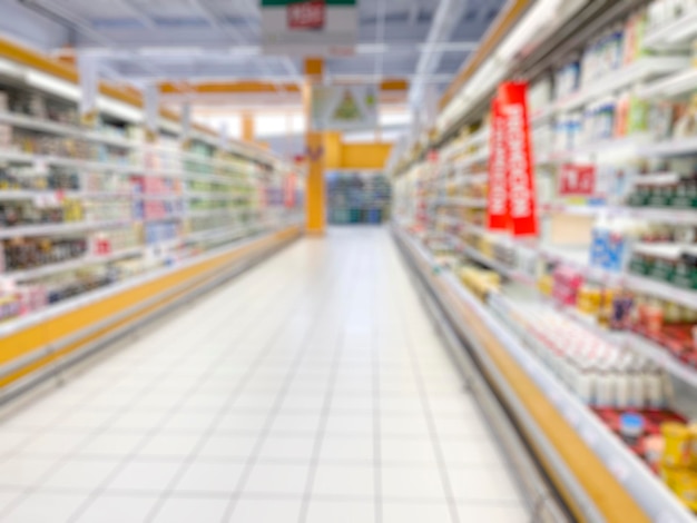 Allées brouillées abstraites de supermarché pour le fond photo stock