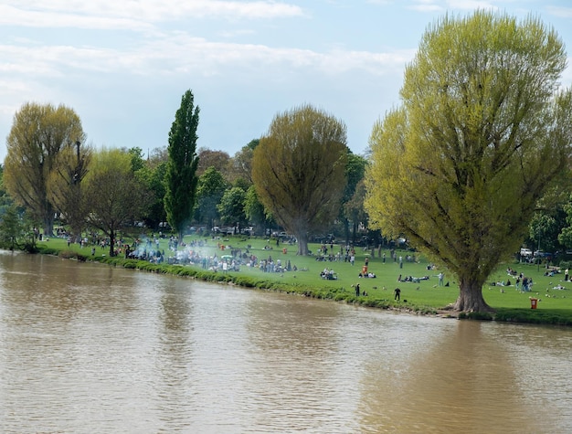 Allemagne Neckar River Neckarwiese Garden Heidelberg ville vue aérienne des gens pique-nique dans la nature