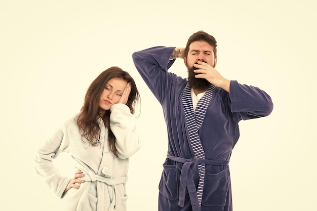 Aller au lit Pyjama toute la journée Personnes endormies fond blanc Couple amoureux peignoirs Somnolent et faible le matin Routine matinale Couple endormi fait face à des vêtements domestiques Temps de sommeil Personnes épuisées