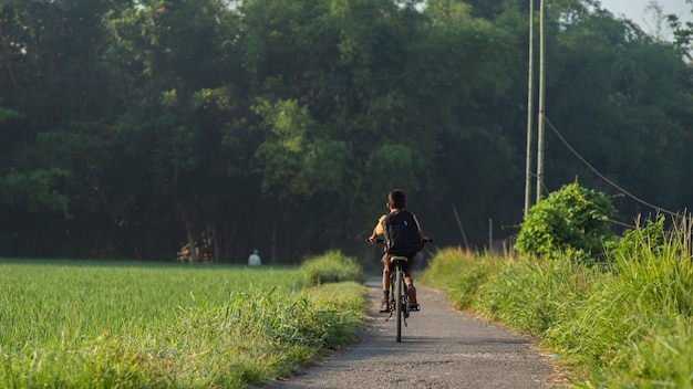 aller à l'école avec un vélo