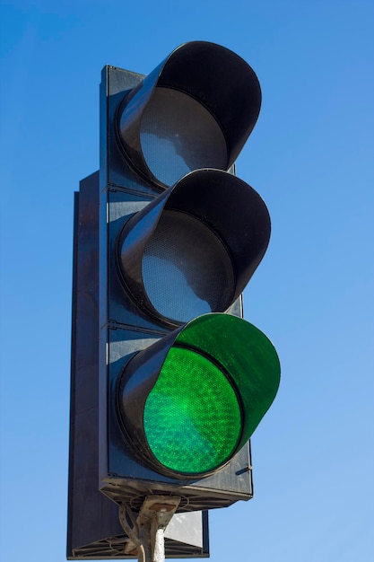 Aller! Feu vert. Feux de circulation contre le ciel bleu.