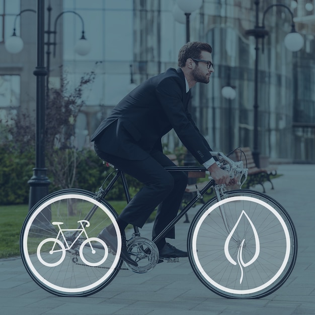 Photo aller partout avec son vélo. vue latérale du jeune homme d'affaires impatient en roulant sur son vélo