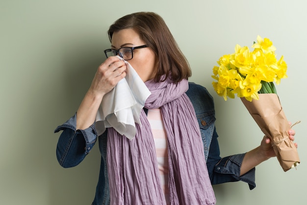 Allergie printanière au pollen. Femme, à, bouquet