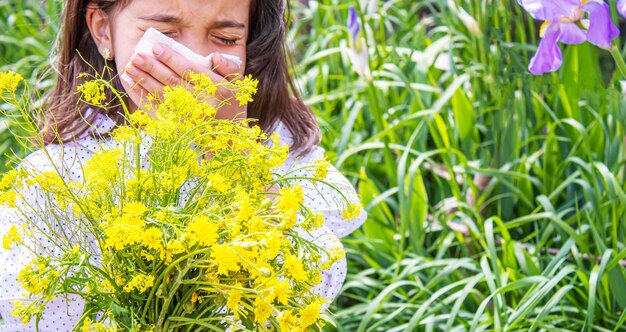 Photo allergie saisonnière chez un enfant. coryza. mise au point sélective. personnes