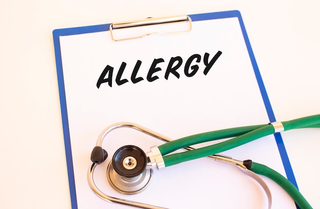 ALLERGIE - texte sur dossier médical avec documents et stéthoscope