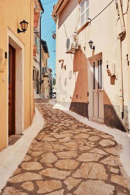 Allez là où peu s'aventureraient Photo d'une ruelle pavée dans une ancienne ville étrangère